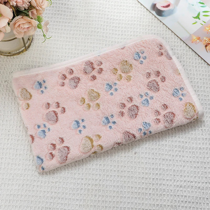 Flannel Pet Blanket Cute Dog Paw Print Blanket Pet Mat for Puppy Kitten Warm and Comfortable Blanket Suitable for Cats and Dogs