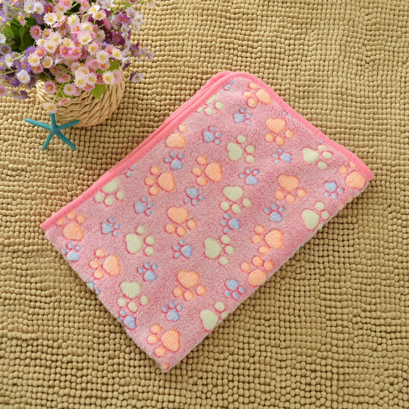 Flannel Pet Blanket Cute Dog Paw Print Blanket Pet Mat for Puppy Kitten Warm and Comfortable Blanket Suitable for Cats and Dogs