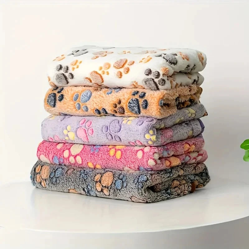 Flannel Pet Blanket Cute Dog Paw Print Blanket Pet Mat for Puppy Kitten Warm and Comfortable Blanket Suitable for Cats and Dogs