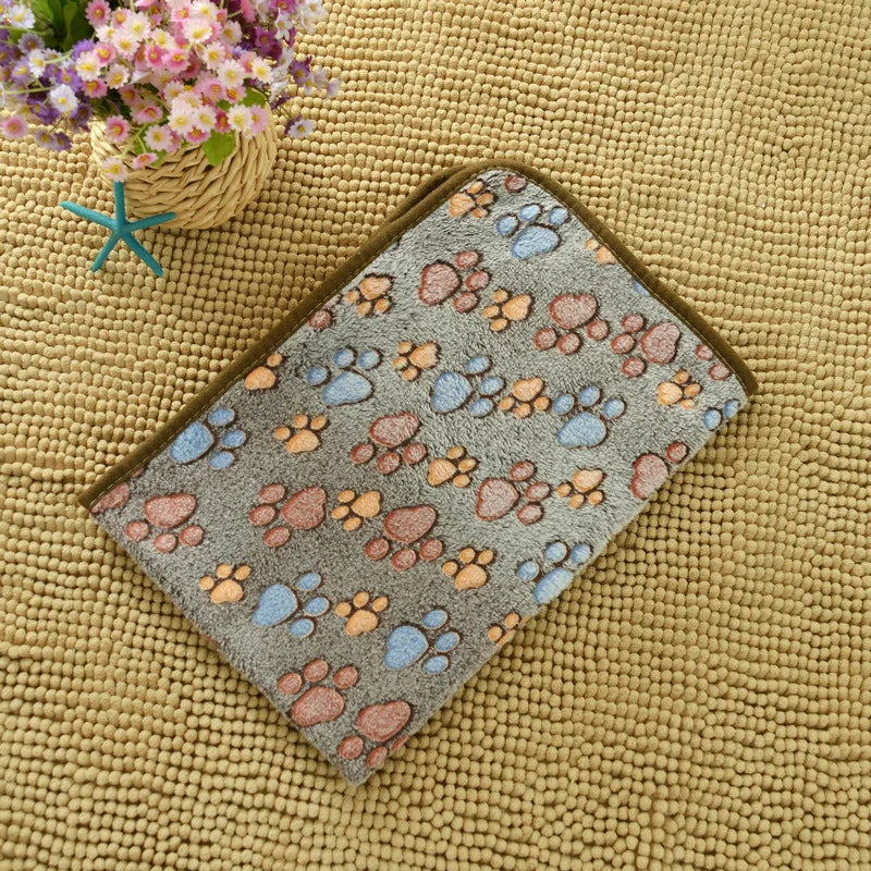 Flannel Pet Blanket Cute Dog Paw Print Blanket Pet Mat for Puppy Kitten Warm and Comfortable Blanket Suitable for Cats and Dogs