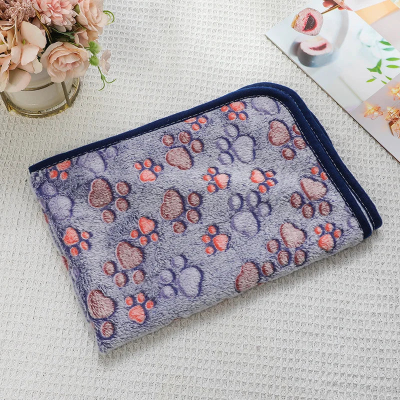 Flannel Pet Blanket Cute Dog Paw Print Blanket Pet Mat for Puppy Kitten Warm and Comfortable Blanket Suitable for Cats and Dogs